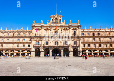 SALAMANCA, SPANIEN - 22. SEPTEMBER 2017: Die Plaza Mayor oder Main Square ist ein großer Platz im Zentrum von Salamanca, als öffentlicher Platz, Sp verwendet Stockfoto