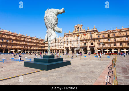 SALAMANCA, SPANIEN - 22. SEPTEMBER 2017: Die Plaza Mayor oder Main Square ist ein großer Platz im Zentrum von Salamanca, als öffentlicher Platz, Sp verwendet Stockfoto