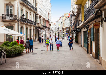 A Coruña, Spanien - 24. SEPTEMBER 2017: Touristen an der Fußgängerzone im Zentrum von A Coruna in Galizien, Spanien Stockfoto