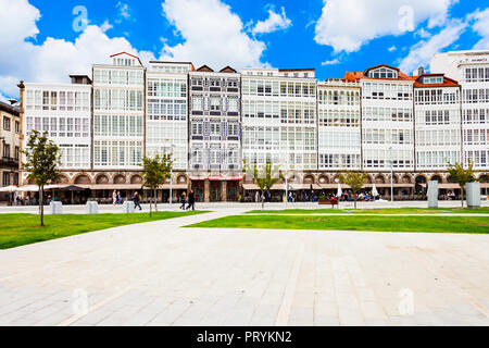 A Coruña, Spanien - 24. SEPTEMBER 2017: Traditionelle galizische Häuser am Ufer im Zentrum der Stadt A Coruña in Galicien, Spanien Stockfoto