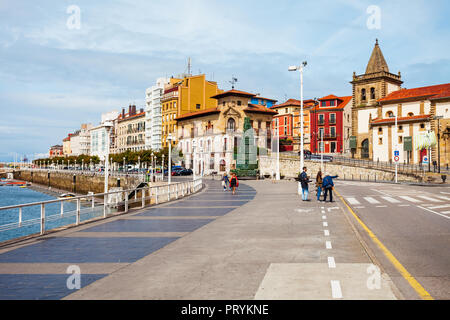 GIJON, SPANIEN - 25. SEPTEMBER 2017: Gijon Uferstraße Promenade. Gijon ist die größte Stadt in Asturien in Spanien. Stockfoto