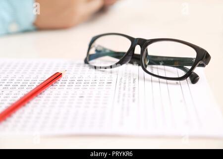 Bild der OME-Blatt, Bleistift und Gläser. Auf hölzernen Hintergrund isoliert. Stockfoto