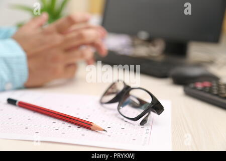 Bild von Bleistift und Gläser auf der OME-Blatt. Stockfoto