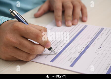 Bild des Menschen Hand füllt Formular mit Pen. Stockfoto