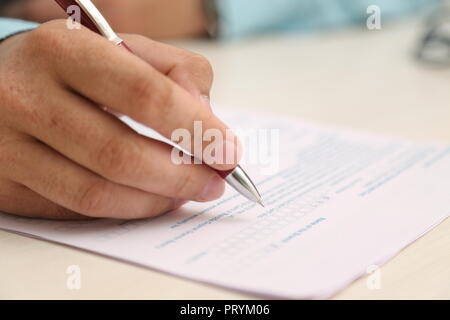 Bild von Hand auf dem Formular ankreuzen. Stockfoto