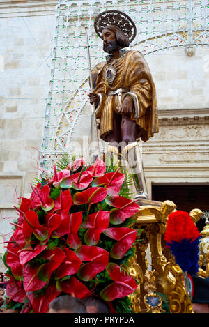 Modugno, Italien - 24 September 2017 - Italien: Die Statue von San Rocco ist aus der Kirche genommen und in einer Prozession durch die Straßen von Modug Stockfoto