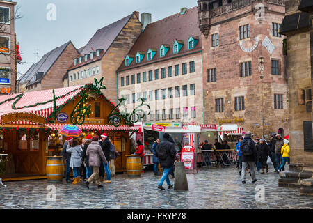 Nürnberg, Deutschland - 24. Dezember 2016: Weihnachtsmarkt mit Kiosken und Verkaufsständen, Menschen in Nürnberg Bayern Stockfoto
