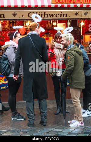 Nürnberg, Deutschland - 24. Dezember 2016: Weihnachtsmarkt mit Kiosken und Verkaufsständen, Menschen in Nürnberg Bayern Stockfoto