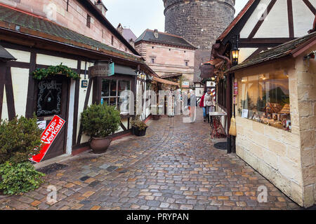 Nürnberg, Deutschland - 24. Dezember 2016: Weihnachtsmarkt Blick auf die Straße mit Menschen in Bayern Stockfoto