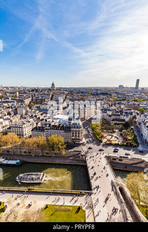 Frankreich, Paris, Stadtzentrum mit touristischen Boot auf Seine Fluss Stockfoto