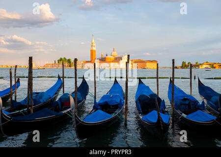 Italien, Venedig, Gondeln im San Giorgio Maggiore am Abend Stockfoto