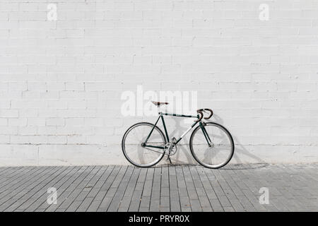 Rennrad gegen die Wand lehnt Stockfoto