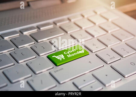 Cyber Monday und Einkaufswagen Symbol auf Notebook grau Tastatur. Online Shopping mit Rabatt. Verkauf Tag im Online Store. Stockfoto