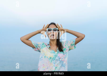 Portrait von Angst Frau am Meer. Stockfoto