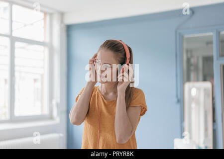 Frau Musik hören mit Kopfhörern Stockfoto