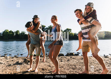 Gruppe der glücklichen Freunde Spaß am Flußufer Stockfoto
