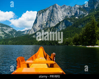 Österreich, Steiermark, Altaussee, Boot am Altausseer See mit trisselwand an im Hintergrund Stockfoto