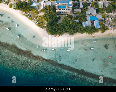 Malediven, Luftaufnahme von Strand und Boote Stockfoto