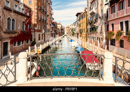 Italien, Venedig, Rio de La Fornace, Gasse und Boote im Kanal Stockfoto