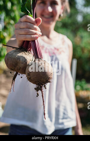 Junge Frau mit Rote Bete Stockfoto