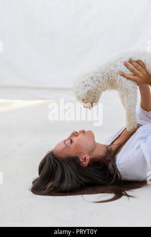 Junge Frau Spaß mit Hund auf der Dachterrasse Stockfoto