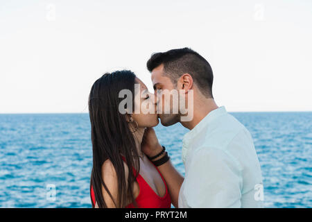 Junge, urbane, paar Verlieben, küssen Stockfoto