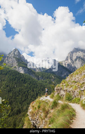 Italien, Trentino, Dolomiten, Parco Naturale Adamello Brenta, Frau genießen Berglandschaft auf Trail entlang Croz dell'Altissimo Stockfoto