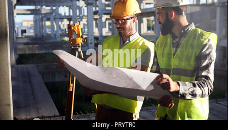 Architekt consult Ingenieur auf der Baustelle Stockfoto