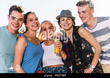 Porträt der Gruppe der glücklichen Freunde im Freien Stockfoto