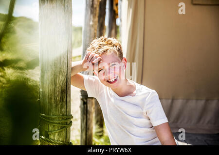 Portrait von Happy Boy am Campingplatz Stockfoto