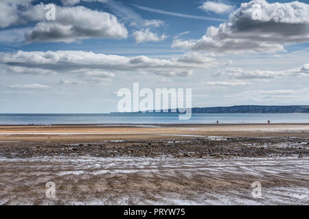 Weitreichende Scarborough Meerblick über die Tide gemusterten Sandstrand auf der Suche nach Brampton Brigg in der Ferne auf einem schönen Sommer am Nachmittag. Stockfoto