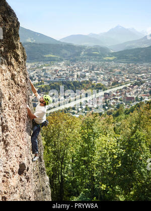 Österreich, Innsbruck, Hoettingen Steinbruch, Mann, Klettern in der Felswand Stockfoto