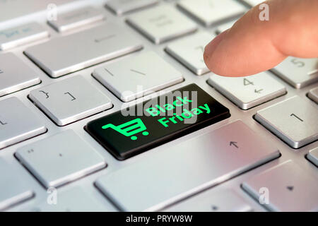 Schwarzer Freitag text und Warenkorb auf der Tastatur. Schwarzer Freitag Konzept. schwarze Taste auf dem Grau Silber Tastatur der modernen Ultrabook.Caption auf der Bu Stockfoto