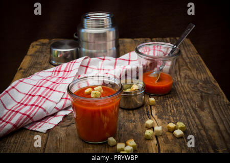 Tomatensuppe in Thermoskanne, Croutons Stockfoto