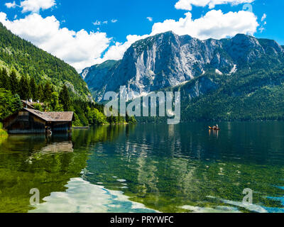 Österreich, Steiermark, Altaussee, Bootshaus am Altausseer See mit trisselwand an im Hintergrund Stockfoto