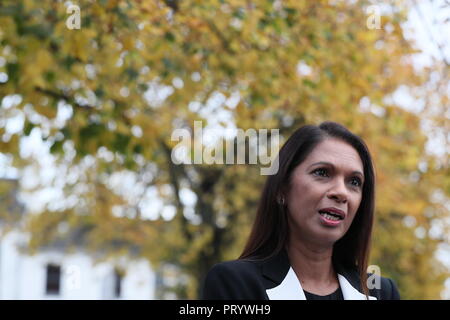 Spoiler Gina Miller kommt an der Sean Hollywood Arts Center in Newry, in einer Diskussionsveranstaltung auf Brexit und der irischen Grenze beteiligen. Stockfoto