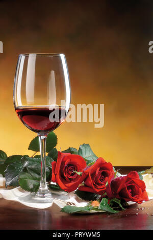 Italien Glas Rotwein eine rote Rosen Stockfoto