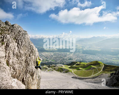 Österreich, Innsbruck, Nordkette, Mann, Klettern in der Felswand Stockfoto