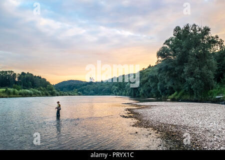 Deutschland, Oberbayern, Burghausen, Salzach Valley, Fliegenfischer bei Sonnenuntergang Stockfoto