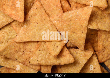 Nahaufnahme von leckeren mexikanischen Tortilla-chips. Ansicht von oben. Stockfoto