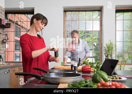 Paar in Küche, Vorbereiten der Nahrung zusammen Stockfoto