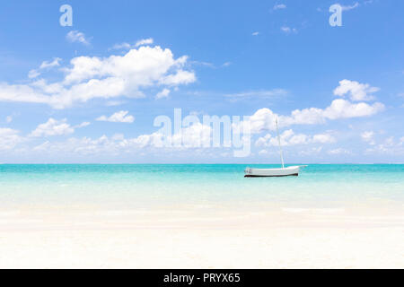 Mauritius, Grand Port District, Pointe d'Esny, Segelboot in türkisfarbenem Wasser, blauer Himmel und Wolken Stockfoto