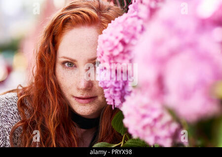 Porträt der rothaarige junge Frau mit Sommersprossen Stockfoto