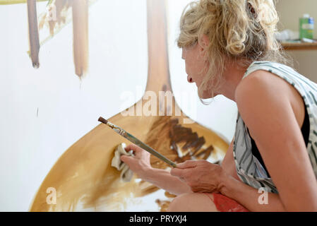 Malerin in ihrem Atelier, Malerei Stockfoto