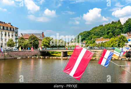 Flaggen der EU-Länder an der Mosel in Epinal, Frankreich Stockfoto