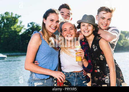 Porträt der Gruppe der glücklichen Freunde am Flußufer Stockfoto
