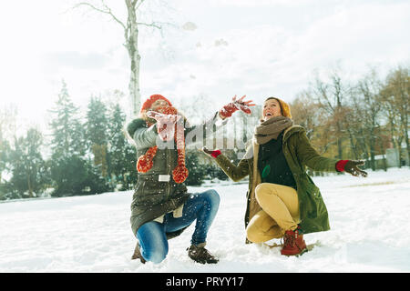 Zwei beste Freunde, die Spaß im Schnee Stockfoto