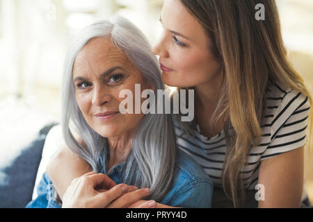 Die Tochter, die Mutter in die Arme Stockfoto