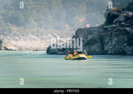 Junge Personen Rafting auf dem Ganges in Rishikesh, extreme und Spaß Sport an touristische Attraktion. Rishikesh Indien. 10. Januar 2018. Stockfoto