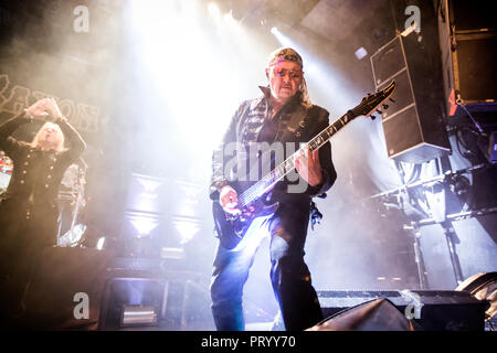 Norwegen, Oslo - September 27., 2018. Die britische heavy metal band Sächsische führt ein Live Konzert am Rockefeller in Oslo. Hier Gitarrist Paul Quinn ist live auf der Bühne gesehen. (Foto: Gonzales Foto - Terje Dokken). Stockfoto